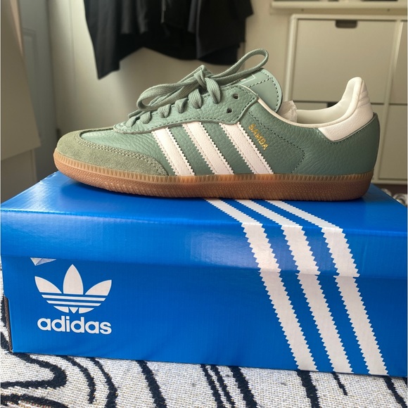 BNIB Green and Chalk White Sambas OG W - Picture 4 of 8